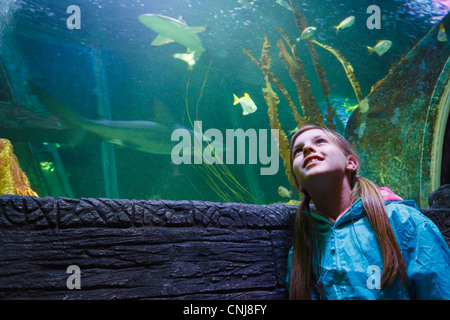 Mädchen auf der Suche auf die Fische aus dem "Ocean Tunnel" im Sea Life Aquarium, Blackpool. Stockfoto