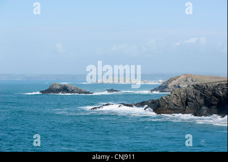 Anzeigen von Kelsey Kopf über zu den Küken, Pentire Point West und Pentire Point Osten, Küste North Cornwall, England, Vereinigtes Königreich Stockfoto