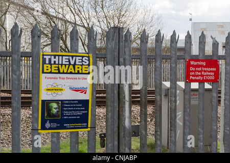 SmartWater im Einsatz Warnzeichen in der Nähe einer Eisenbahn Signalanlagen Installation als eine abschreckende Wirkung auf potentielle Schrott-Metall-Diebe. Stockfoto