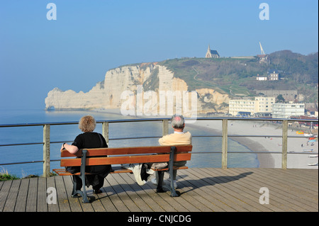 Ältere Touristen betrachten die Kreide Klippen Porte d'Amont und die Kapelle Notre-Dame-de-la-Garde bei Etretat, Haute-Normandie, Frankreich Stockfoto