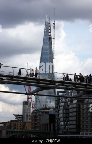 Der Shard London mit der Millennium Bridge Stockfoto