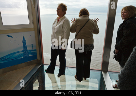 Touristen auf der Aussichtsplattform "Skywalk" in Blackpool Tower Auge. Stockfoto