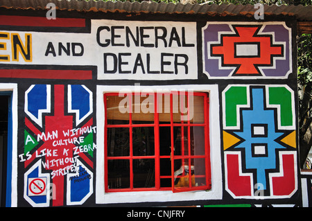 Bunte Ndebele Gemischtwarenladen, Lesedi African Cultural Village, Broederstroom, Johannesburg, Gauteng, Südafrika Stockfoto