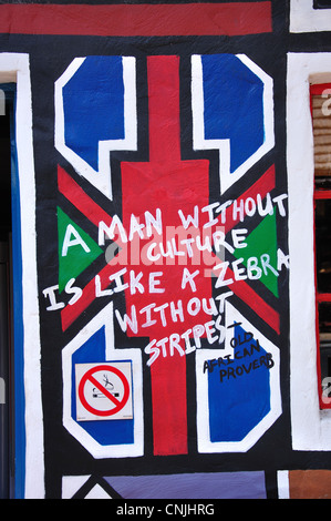 Zitieren Sie auf Wand der Ndebele Gemischtwarenladen, Lesedi African Cultural Village, Broederstroom, Johannesburg, Republik Südafrika Stockfoto