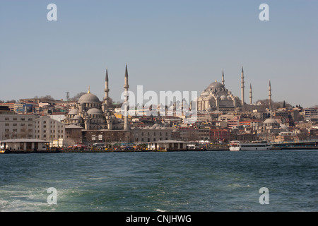 Ansicht von Eminönü, Fatih, Istanbul, Türkei von der Bosporus-Meerenge Stockfoto