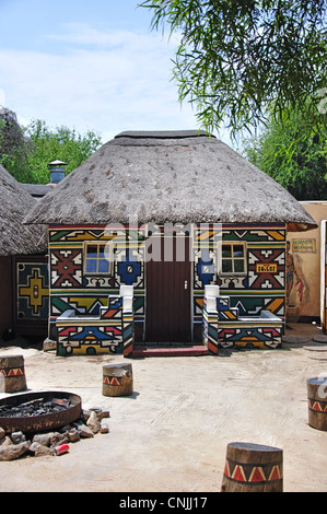 Bunte Ndebele Wohnung, Lesedi African Cultural Village, Broederstroom, Johannesburg, Gauteng, Südafrika Stockfoto