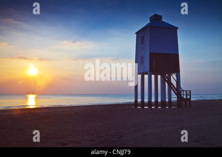 Ein Contre Jour beschossen gegen das Licht von der ungewöhnlichen Leuchtturm auf Stelzen Burnham-on-Sea, Somerset, England, UK, bei Sonnenuntergang. Stockfoto