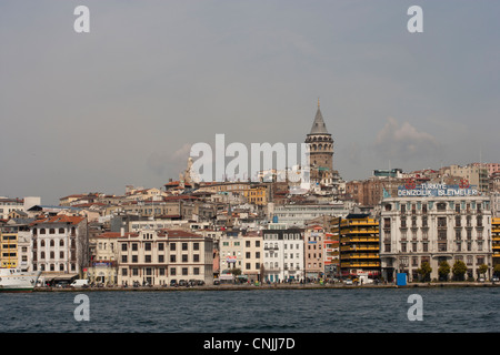 Blick auf den Galata Turm, Istanbul, Türkei von der Bosporus-Meerenge Stockfoto