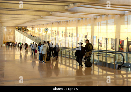 Nahost Israel International Flughafen Ben Gurion ankommenden Passagiere betreten die Pass- und Zollkontrolle Bereich Stockfoto