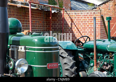 alten Traktor auf dem Display am Tag der offenen Tür am Bursledon Industriemuseum Ziegelei, Hampshire, England. Stockfoto