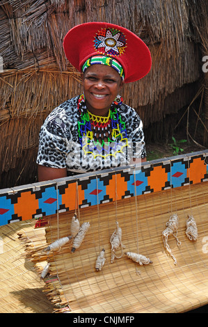 Verheiratete Zulu Frau in Lesedi African Cultural Village, Broederstroom, Johannesburg, Provinz Gauteng, Südafrika Stockfoto