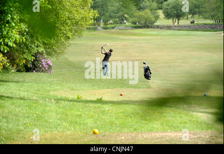 Mann am Golfplatz Golf zu spielen. Stockfoto