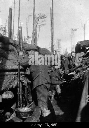 Ersten Weltkrieg Graben. Ein britischer Soldat blickt in Richtung der feindlichen Linien mit einem Periskop. Belgien, 1914 Stockfoto