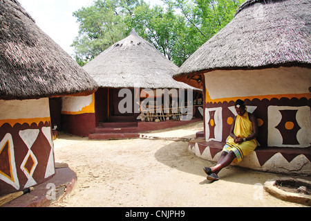 Mädchen im Dorf Pedi, Lesedi African Cultural Village, Broederstroom, Johannesburg, Provinz Gauteng, Südafrika Stockfoto