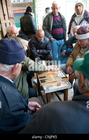 Israel Mitte Ost-Jerusalem - Männer spielen Brettspiel Backgammon in der Nähe der Mehane-Yehuda-Markt Stockfoto