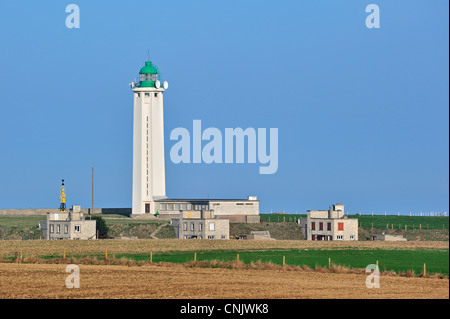 Der Leuchtturm Phare d'Antifer entlang des Ärmelkanals am Cap d'Antifer in der Nähe von Etretat, Haute-Normandie, Côte d'Albâtre, Frankreich Stockfoto