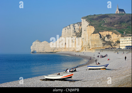 Die Kreide Klippen Porte d'Amont und die Kapelle Notre-Dame-de-la-Garde bei Etretat, Côte d'Albâtre, Haute-Normandie, Frankreich Stockfoto