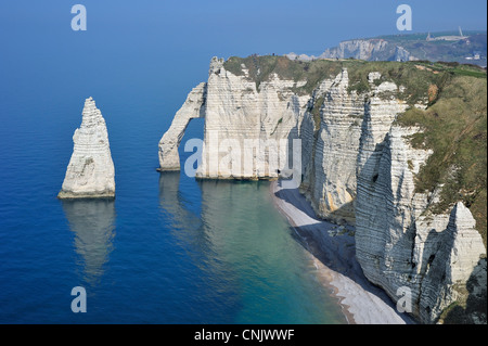 L'Aiguille und Porte D'Aval, ein natürlicher Bogen in den erodierten Kreidefelsen bei Etretat, Côte d'Albâtre, Haute-Normandie, Frankreich Stockfoto