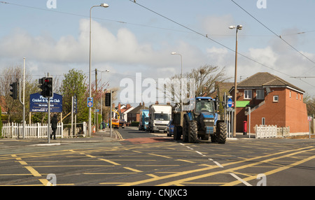 Zugmaschine und Anhänger Reisen / Annäherung an Zug / Straßenbahn Bahnübergang Fleetwood lancashire Stockfoto