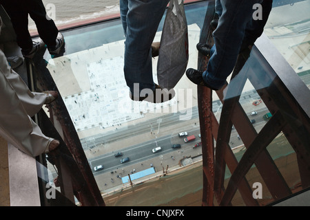 Blick durch den Glasboden des Blackpool Tower Auges "Skywalk", die Comedy-Teppich auf der Promenade weiter unten. Stockfoto