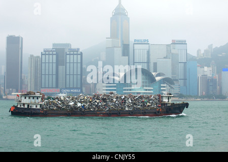 Müll, durchgeführt in einem Boot im Hafen von Victoria, Hong Kong, China Stockfoto