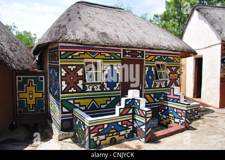 Bunte Ndebele Wohnung, Lesedi African Cultural Village, Broederstroom, Johannesburg, Gauteng, Südafrika Stockfoto