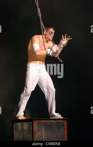 Reverend Denis Remonov mit The Circus of Horrors im Grand Theatre in Swansea. Stockfoto