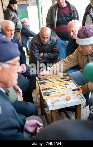 Israel Mitte Ost-Jerusalem - Männer spielen Brettspiel Backgammon in der Nähe der Mehane-Yehuda-Markt Stockfoto