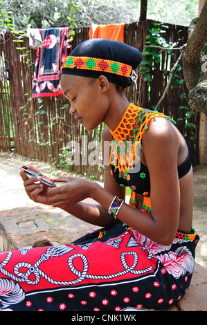 Young-Zulu Frau in Lesedi African Cultural Village, Broederstroom, Johannesburg, Provinz Gauteng, Südafrika Stockfoto