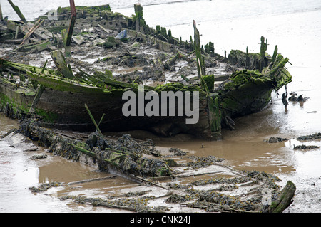 Wrack von einem Holzboot sichtbar bei Ebbe auf dem River Deben Suffolk UK Stockfoto