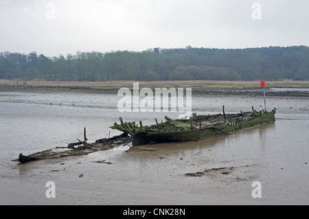 Wrack von einem Holzboot sichtbar bei Ebbe auf dem River Deben Suffolk UK Stockfoto