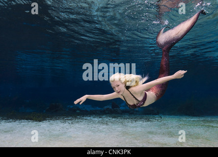 Junge Meerjungfrau Schwimmen unter Wasser in den Regenbogen-Fluss in Florida Stockfoto