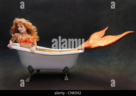 Junge Meerjungfrau Verlegung unter Wasser in ihrem Victoria + Albert Badewanne Stockfoto