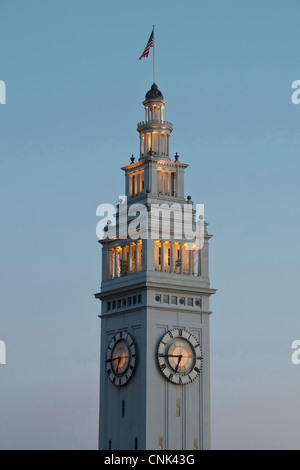 Das Ferry Building Clock Tower ist ein Wahrzeichen von San Francisco am Fuße der Market Street eine Hauptstraße durch die Stadt. Stockfoto