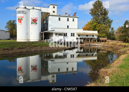 USA, Oregon, Thompsons Mühlen Status Welterbe-Aufstellungsort, touristische lesen Sie weiter über die Mühle. (MR) Stockfoto