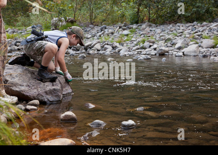 USA, Oregon, Umatilla National Forest in der Nähe von Pendelton, ein kleiner Junge spielt. (MR) Stockfoto