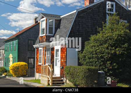 Eine alte Schindeln, Heimat und eine grüne Kolonialstil Haus daneben, in Newport, Rhode Island Stockfoto