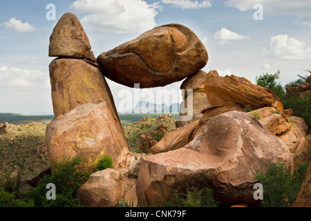 Nordamerika, USA, Texas, Brewster, Big Bend Nationalpark, ausgewogene Rock in Grapevine Hills Stockfoto