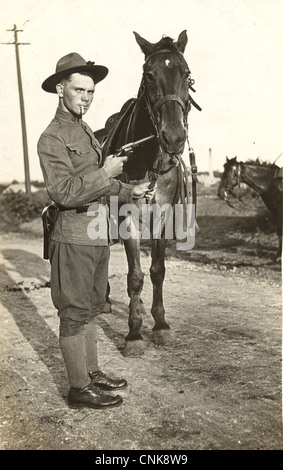 Soldaten droht ein Pferd erschossen Stockfoto