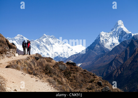 Wanderer auf dem Weg zum Everest View Hotel, mit Mt. Everest und Ama Dablam voraus. Stockfoto