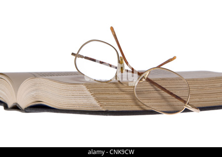 Aus einem anderen Blickwinkel von alten Hardcover-Buch mit grob geschnittenen Seiten öffnen, grobe Tuch deckt; alte Brillen Stockfoto