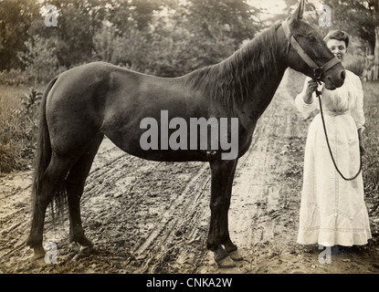 Junge Frau zeigt stolz ihr Pferd Stockfoto
