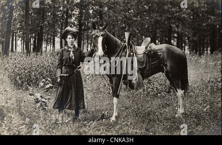 Bewaffneten jungen Cowgirl zeigt stolz ihr Pferd Stockfoto