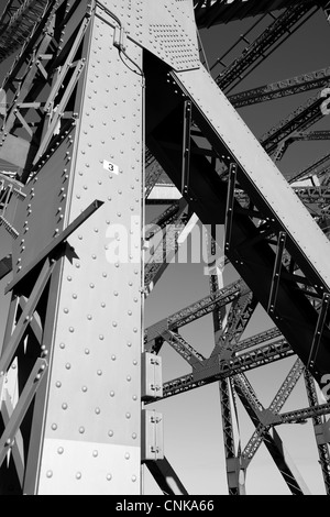 Eine Nahaufnahme von Brisbanes berühmten Story Bridge über den Brisbane River. Stockfoto