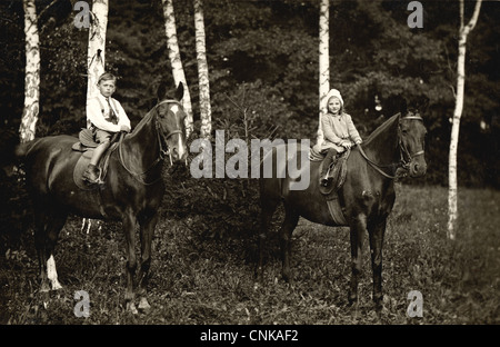 Bruder & Schwester auf dem Pferd im Wald Stockfoto