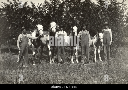 Vier Bauern mit einem Pferd Stockfoto