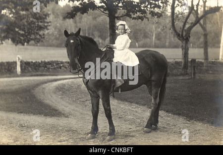 Junge Sadie Marion Reiten am Scheideweg Stockfoto