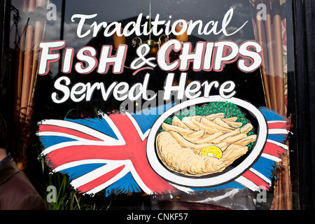 Fisch und Chips Schild an einem Restaurant Fenster, London, England, UK. Stockfoto