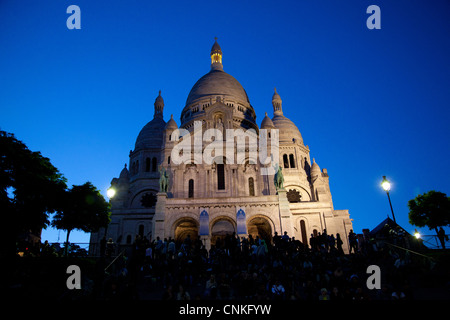 Basilique Du Sacré-Coeur in Montmartre Viertel von Paris in der Nacht. Stockfoto