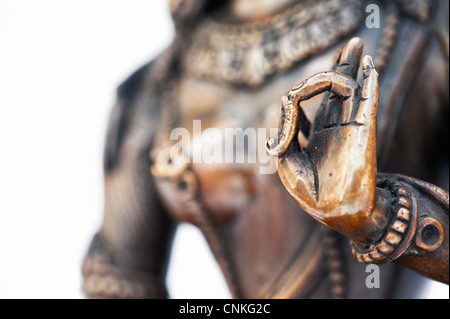 Grüne Tara Hand Mudra. Buddhistische Gottheit Statue auf weißem Hintergrund Stockfoto